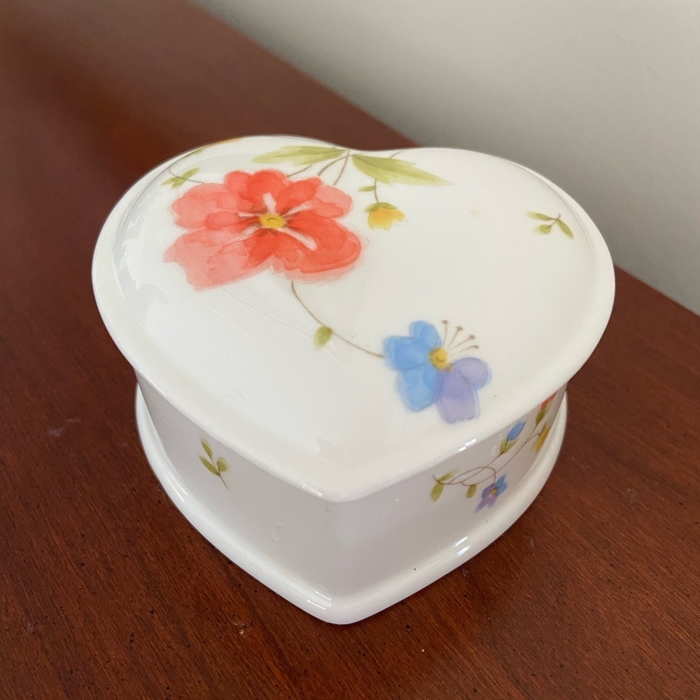 🩵 Vintage MIKASA BONE CHINA JUST FLOWERS HEART SHAPE TRINKET BOX Lidded Dish